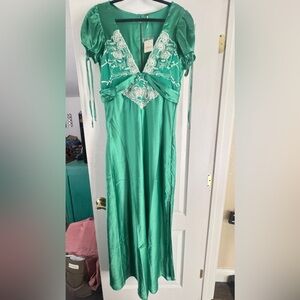 Green Sleeveless V-Neck Maxi Dress for Wedding Guests
